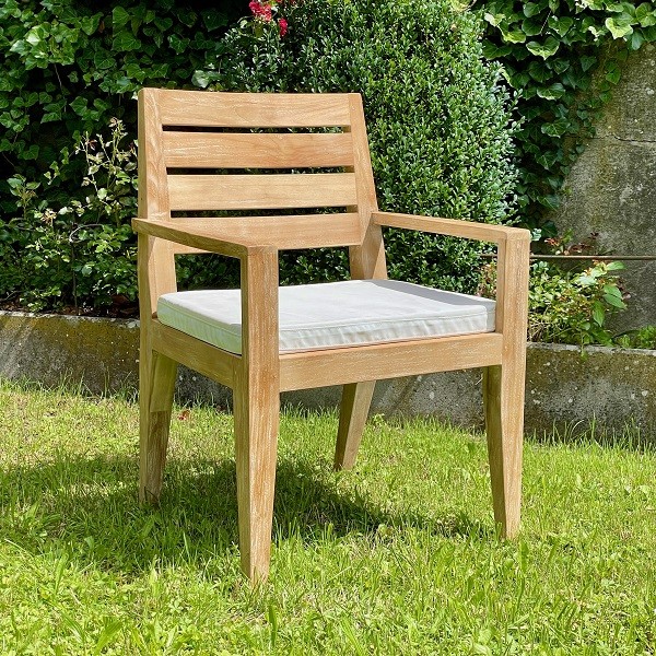 Outdoor-Stuhl ELENA AL mit Armlehnen aus recyceltem Teakholz