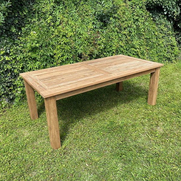 Outdoor-Tisch ELENA aus recyceltem Teakholz